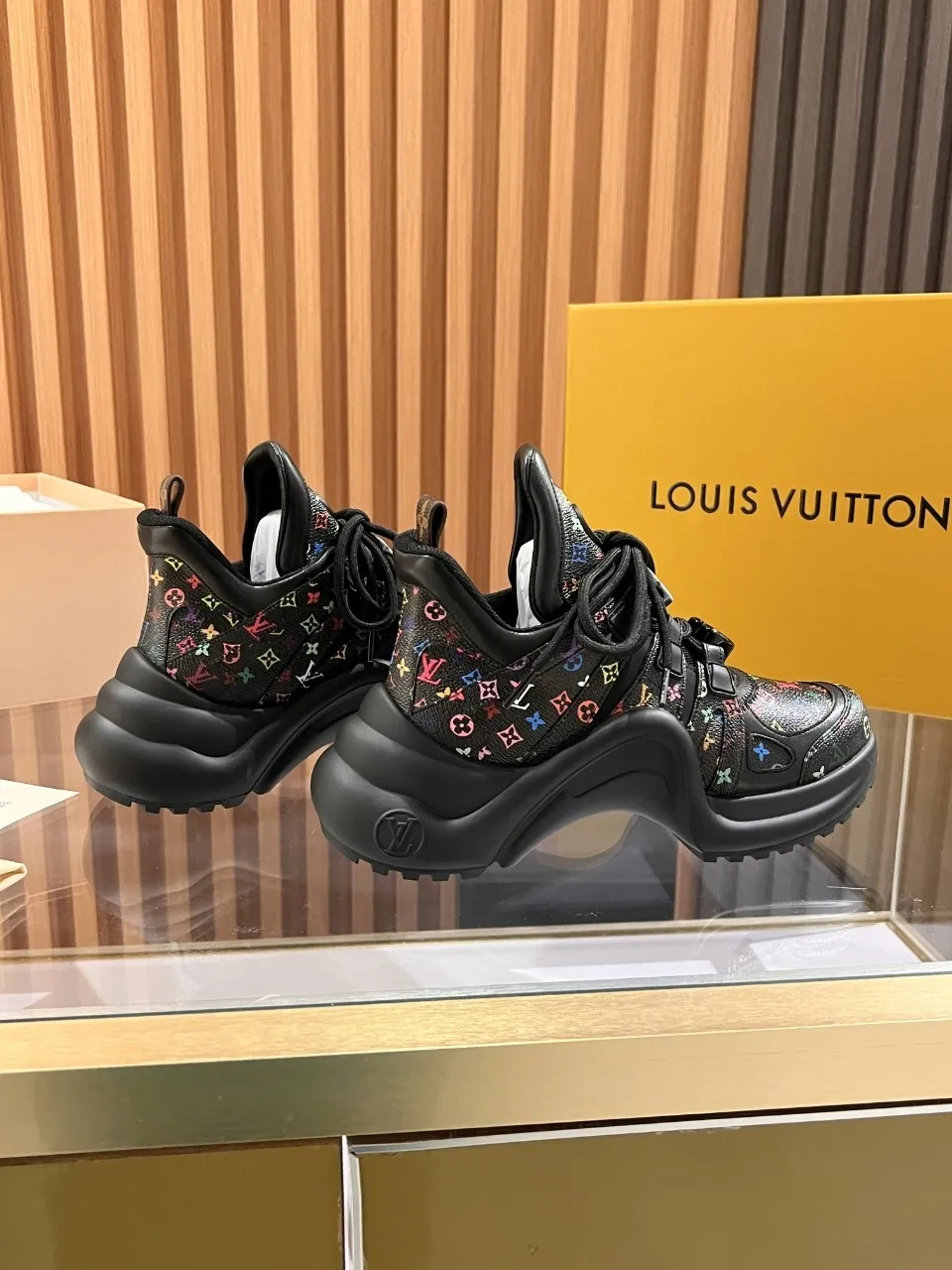 👟👟Ex-factory price 720👟👟 This three-color LV is different. 2025 new Murakami Takashi co-branded black three-color LV fancy button model Archlight donkey brand hardware casual sports dad shoes with an increased heel height of about 5.5cm, 35-41 white letter buckle